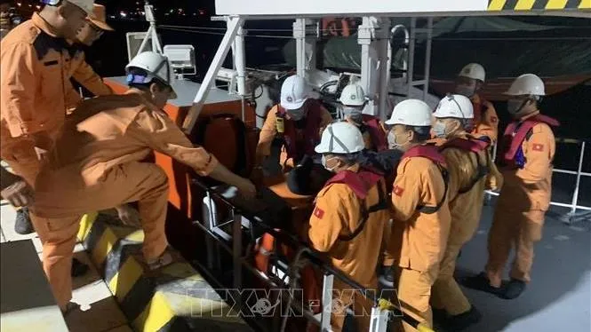 Đưa thuyền viên nước ngoài vào bờ kịp thời cấp cứu