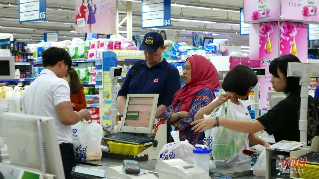 Sản xuất kinh doanh khó khăn, sức mua hàng hóa tiêu dùng vẫn tăng