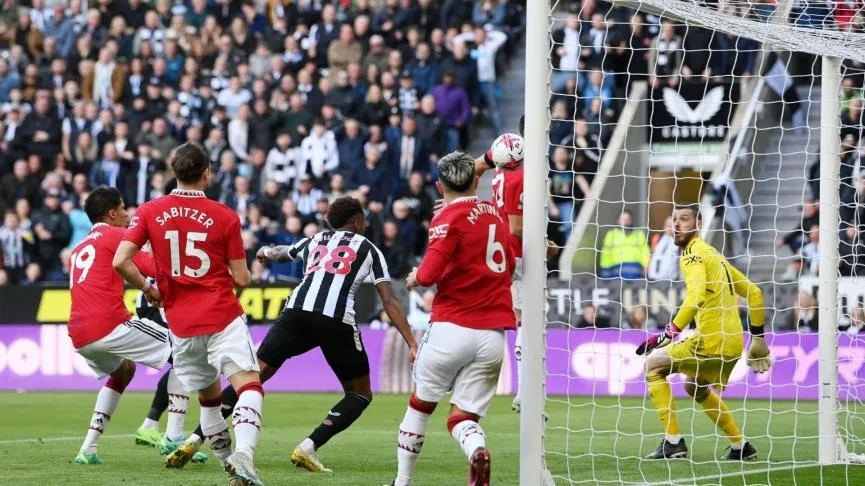 Lép vế hoàn toàn, MU thua trận và mất tốp 3 vào tay Newcastle