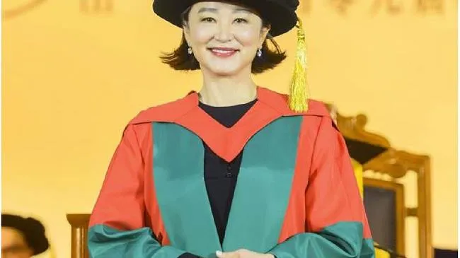 Lâm Thanh Hà được Đại học Hồng Kông trao bằng tiến sĩ danh dự