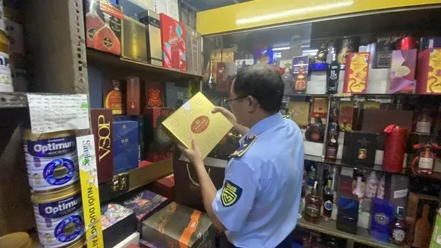 QLTT TPHCM tiêu hủy 5.500 sản phẩm hàng hóa giả thương hiệu, không rõ xuất xứ