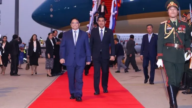 Thủ tướng đến Lào dự hội nghị Ủy hội sông Mekong quốc tế