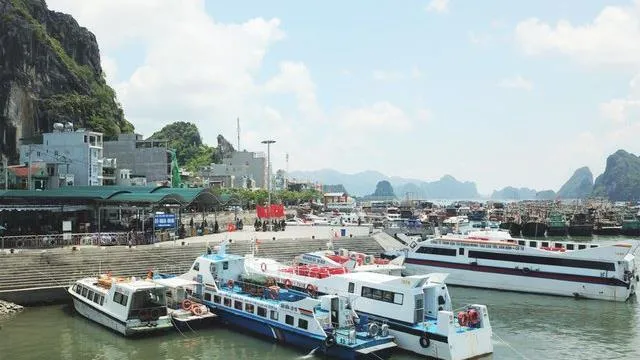 Kiểm tra tàu, xuồng hết đăng kiểm chở khách ở Quảng Ninh