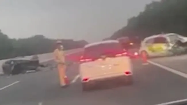 Hai xe ôtô va chạm trên cao tốc, 4 người thương vong