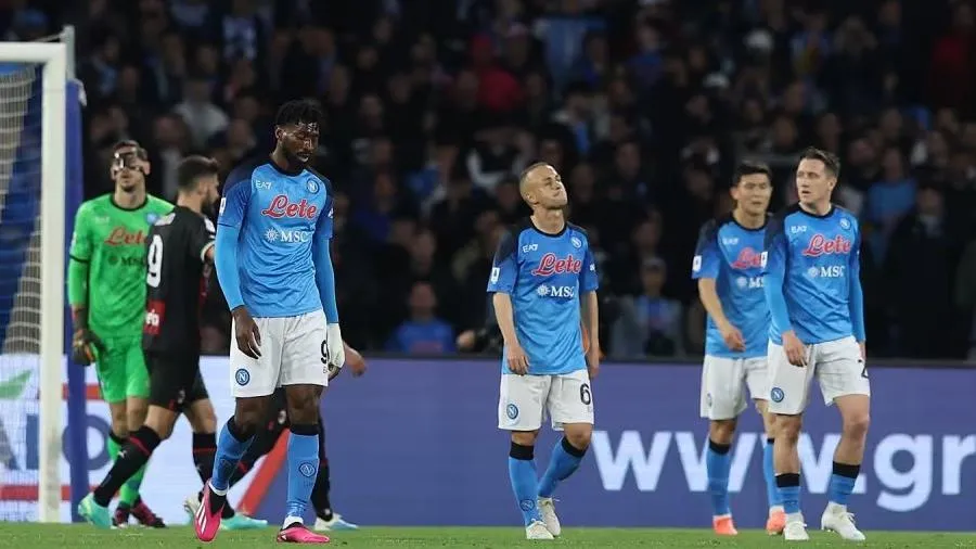 Napoli lỡ cột mốc lớn sau thất bại thảm trước Milan