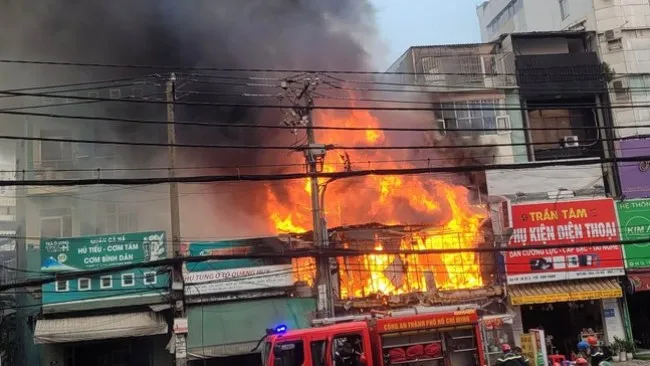 Vụ cháy quán ăn lan sang nhà trọ: 1 người tử vong