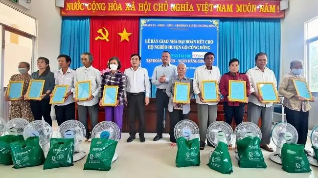 Trao tặng 30 căn nhà Đại đoàn kết cho tỉnh Tiền Giang