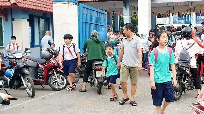 Điểm tin chiều 5/4: Cảnh giác chiêu giả người thân đón học sinh | TPHCM ngày nắng, đêm mưa