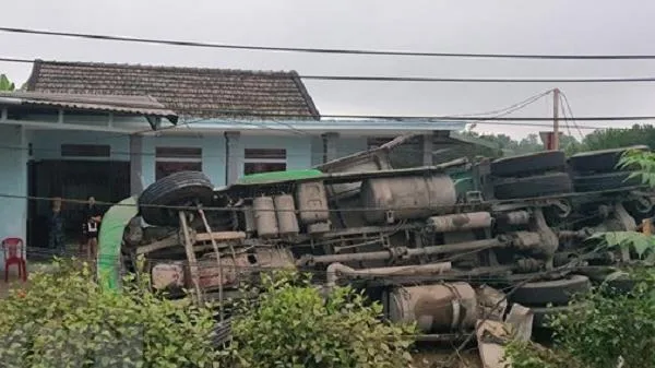 Xe container mất lái lật nghiêng, 1 người bị thương