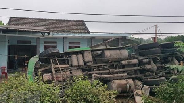 Xe container mất lái lật nghiêng, 1 người bị thương