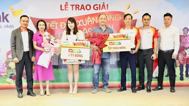 10 sổ tiết kiệm được trao tận tay cho khách hàng trúng thưởng