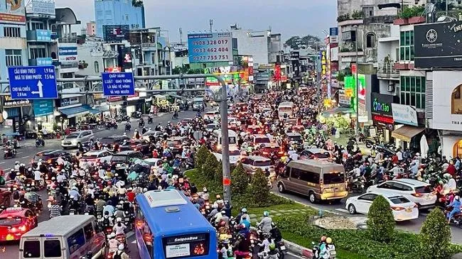 Điểm tin chiều 9/4: Lắp dải phân cách di động ở ngã tư Hàng Xanh | Bò húc loạt xe máy trên quốc lộ 1