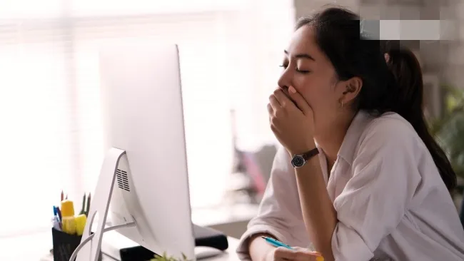 Tại sao nhân viên văn phòng “ngáp” liên tục ở nơi làm việc?