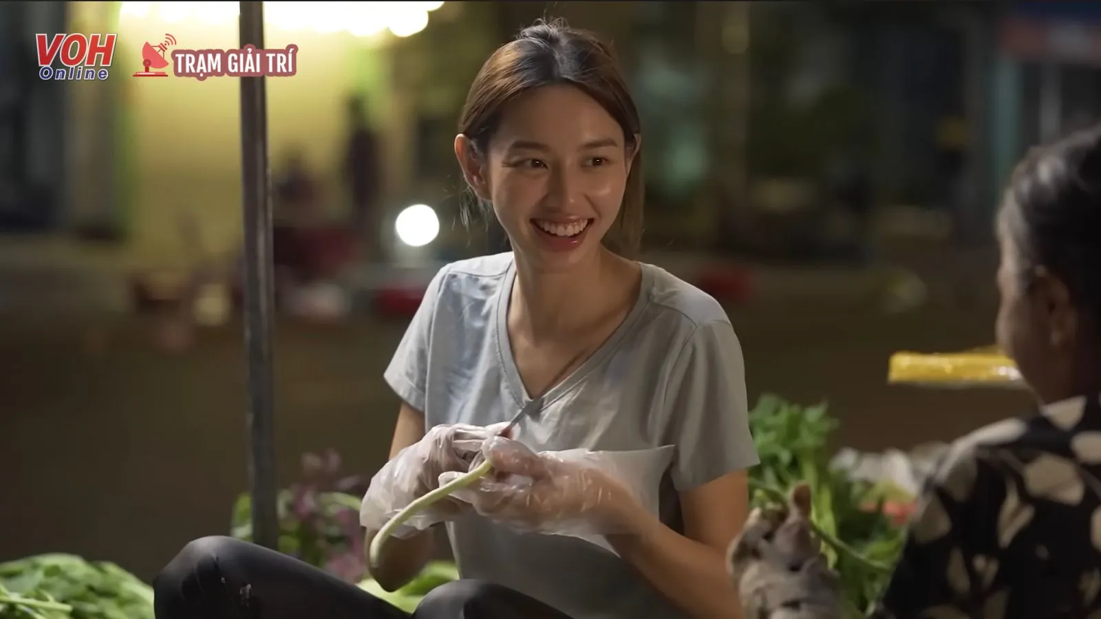 Hoa hậu Thùy Tiên ra chợ bán rau, xúc động khi nghe tâm sự của tiểu thương