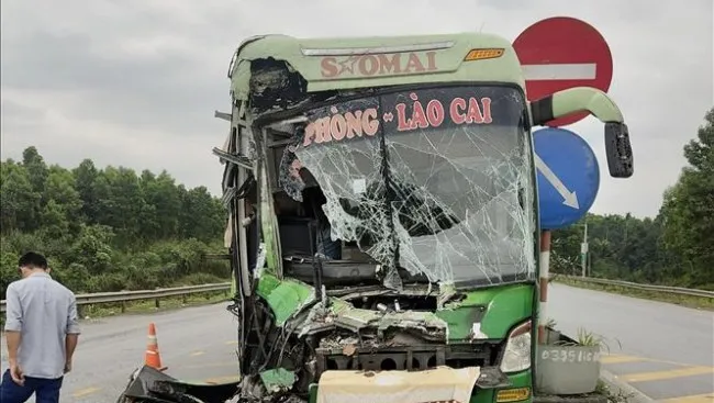 Xe khách tông xe tải, 4 người bị thương