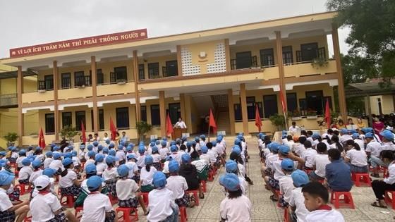 Thầy hiệu trưởng phải xin lỗi dưới cờ vì đánh thầy hiệu phó