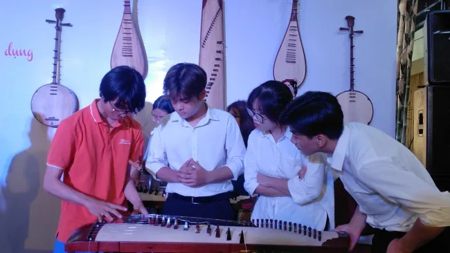 Người trẻ hào hứng trải nghiệm nhạc cụ dân tộc