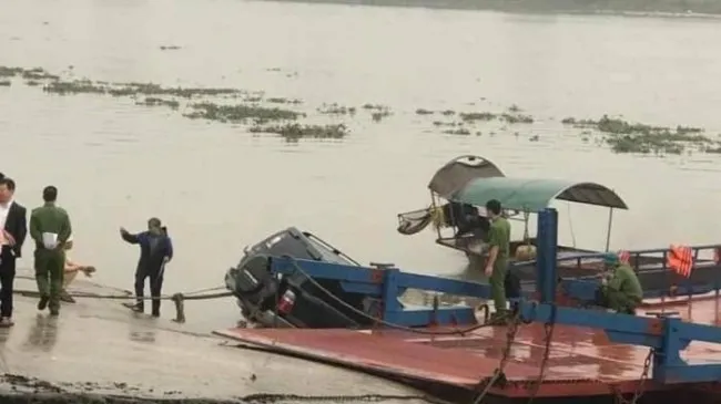 Nam tài xế tử vong trong ôtô chìm dưới sông