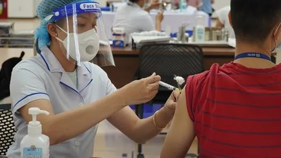 Bộ Y tế yêu cầu thúc đẩy tiêm vaccine Covid-19 cho các nhóm dễ chuyển nặng