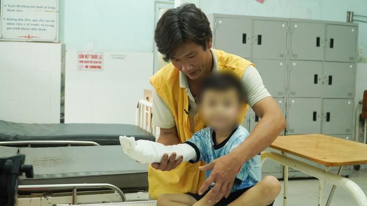 7 tiếng nối liền bàn tay đứt lìa cho bé trai 5 tuổi bị tai nạn giao thông