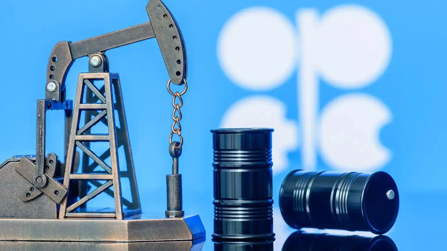 Dự báo thị trường dầu vẫn dư thừa dù OPEC+ bất ngờ cắt giảm sản lượng