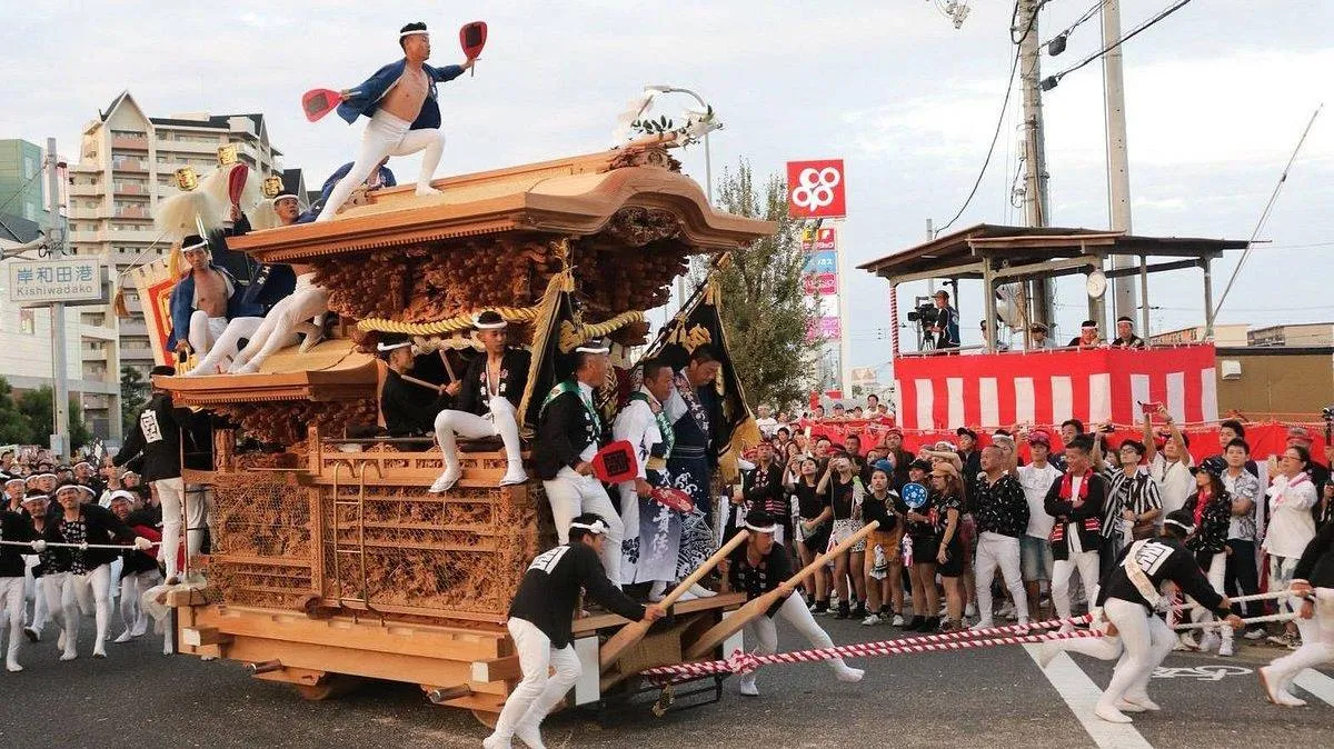 Lật xe diễu hành lễ hội ở Nhật Bản, hàng chục người bị thương
