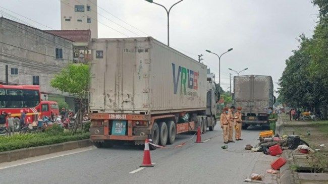 Tin tức tai nạn giao thông hôm nay 17/4/2023: Xe máy va chạm xe tải, 1 người tử vong
