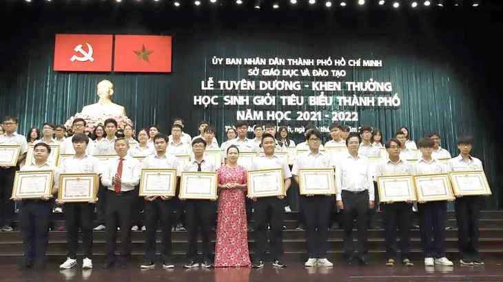 Tranh cãi chuyện giỏi, chăm, ngoan ngày nay
