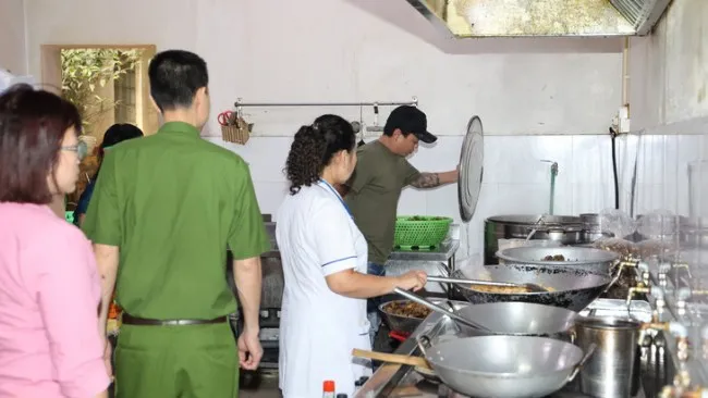 Nhà hàng bị tố cho khách ăn nước lẩu thừa