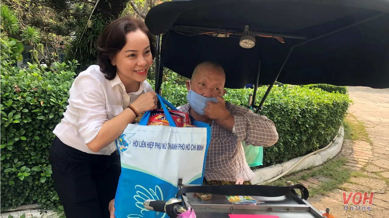 Hội LHPN TPHCM tặng quà cho 200 phụ nữ khuyết tật