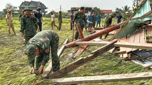 Khắc phục hậu quả mưa dông lốc xoáy làm hư hại hơn 100 ngôi nhà