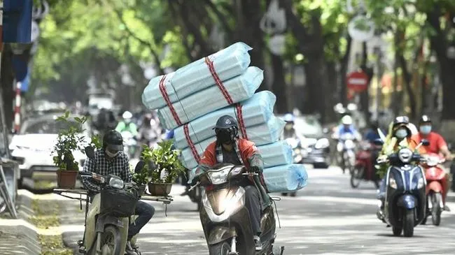 Đi xe máy chở hàng quá khổ, tiền công không đủ bù tiền phạt