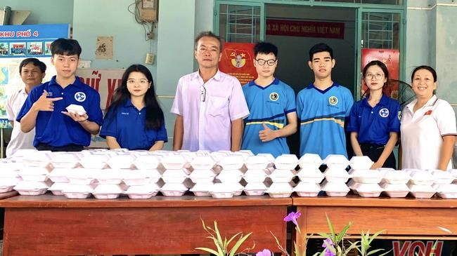 Người trưởng khu phố và nhóm sinh viên giàu lòng nhân ái