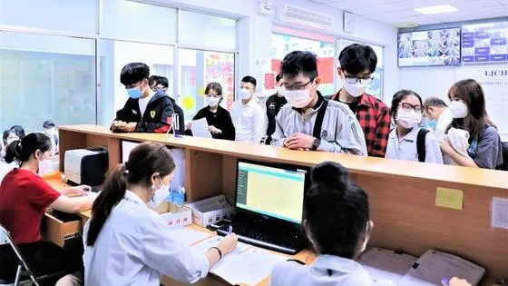 Nhiều trường ĐH giảm học phí, tặng học bổng