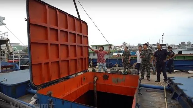 Bắt giữ tàu vận chuyển hàng trăm tấn dầu FO trái phép