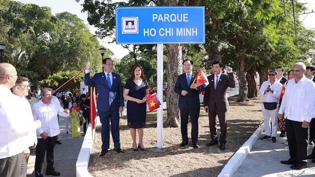 Chủ tịch Quốc hội dự lễ đổi tên công viên Hòa Bình ở Cuba thành công viên Hồ Chí Minh