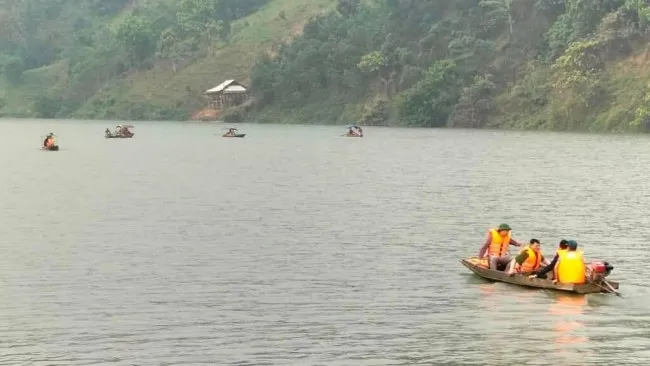 Lật thuyền trên sông Lô, tìm thấy 1 thi thể, 2 người còn mất tích