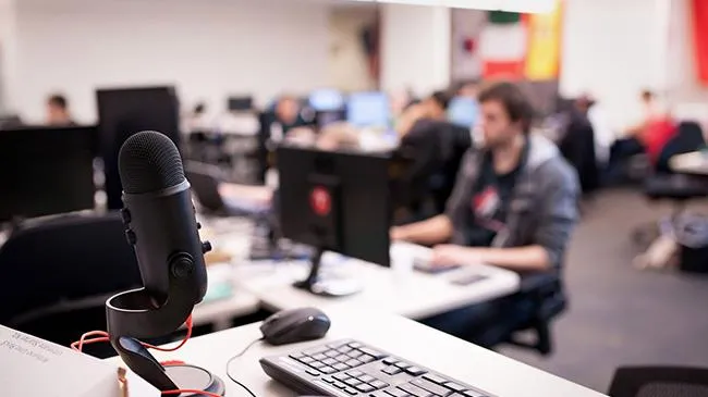 Diễn viên lồng tiếng sốc khi phát hiện AI sao chép giọng nói của họ