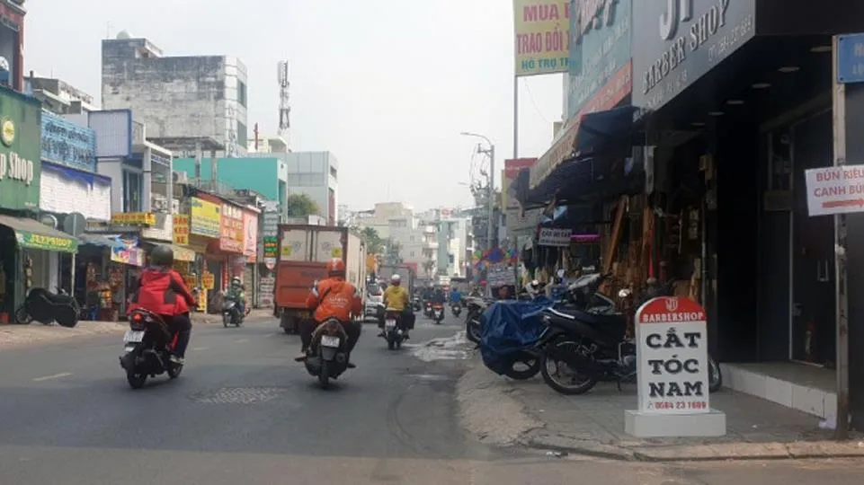 Chấn chỉnh biển quảng cáo gây nguy hiểm cho người tham gia giao thông