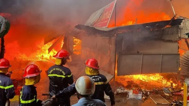 Cháy lớn ở chợ Đồng Tháp, thiêu rụi 16 kiốt