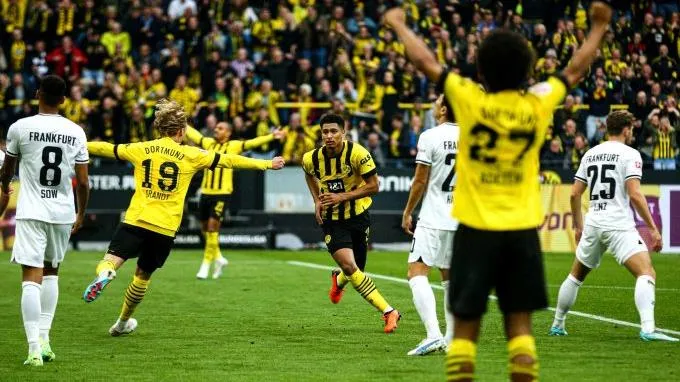 Đại thắng Frankfurt, Dortmund chiếm ngôi đầu từ Bayern