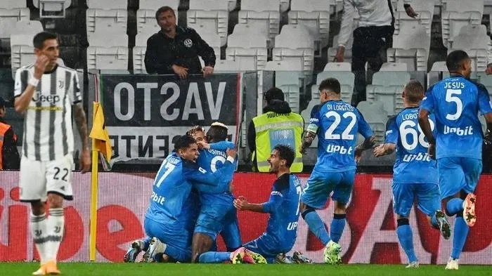 Hạ Juve ở phút bù giờ thứ 3, Napoli ở rất gần chức vô địch