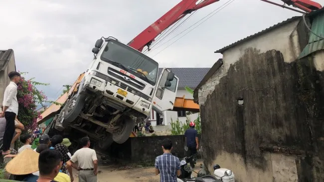 Cần bơm bê tông rung lắc khiến một người tử vong