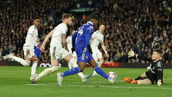 Đua trụ hạng Ngoại hạng Anh: Leeds và Leicester níu chân nhau