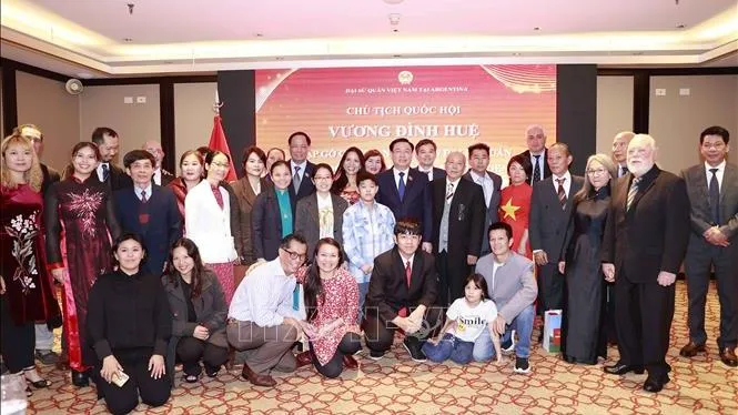 Chủ tịch Quốc hội mong người Việt tại Argentina giữ vốn tiếng Việt và học tốt tiếng Tây Ban Nha