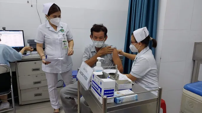 Điểm tin sáng 26/4: 30% người điều trị Covid-19 chưa tiêm đủ vaccine | 30.000 que kem từ sữa hết hạn