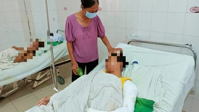 Mẹ kế tẩm xăng đốt nhà và 2 con riêng chồng