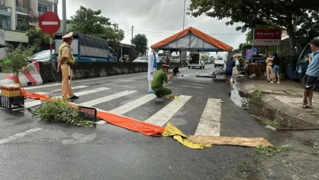 Xe đầu kéo va chạm xe máy, 2 người thương vong