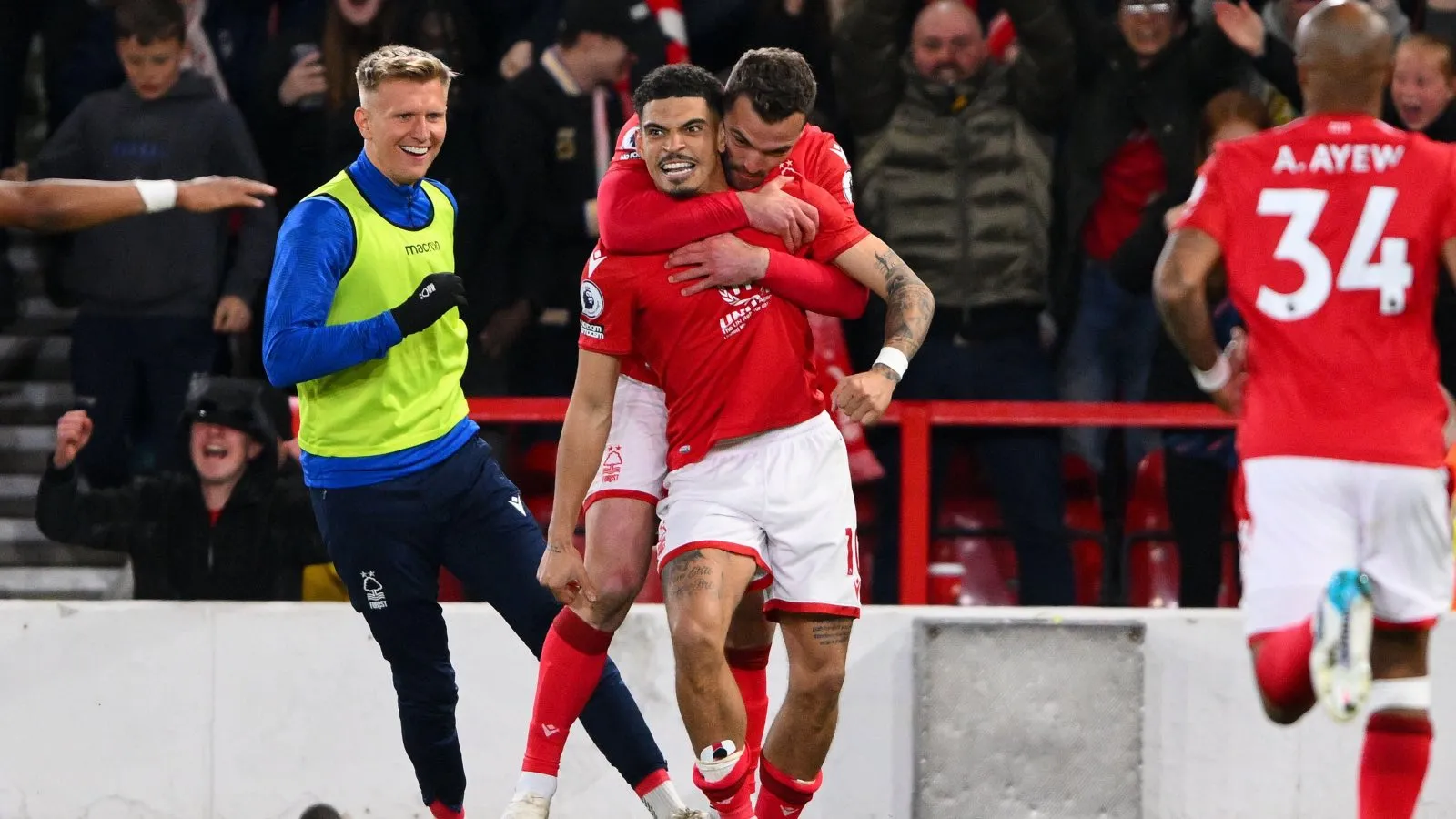 Nottingham hạ Brighton để thoát khỏi nhóm “đèn đỏ”