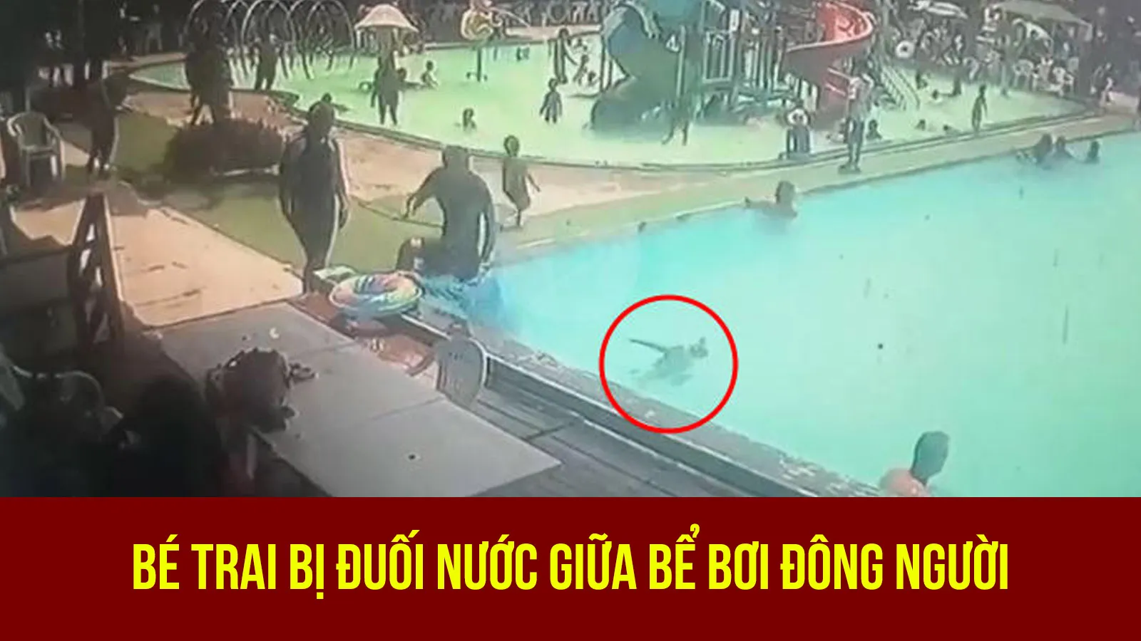 Bé trai bị đuối nước giữa bể bơi đông người
